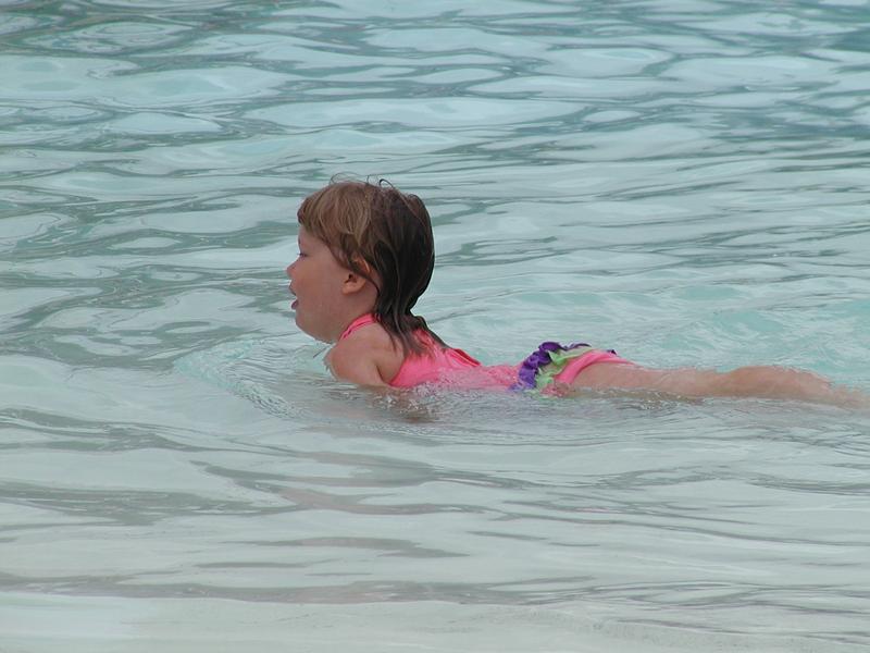 camera/2001/06(June)/06_07_Swimming_lessons/800x600_P6070072.JPG