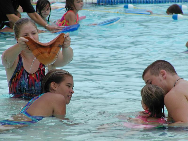 camera/2001/06(June)/06_07_Swimming_lessons/800x600_P6070074.JPG