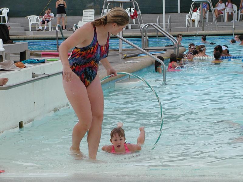 camera/2001/06(June)/06_07_Swimming_lessons/800x600_P6070075.JPG
