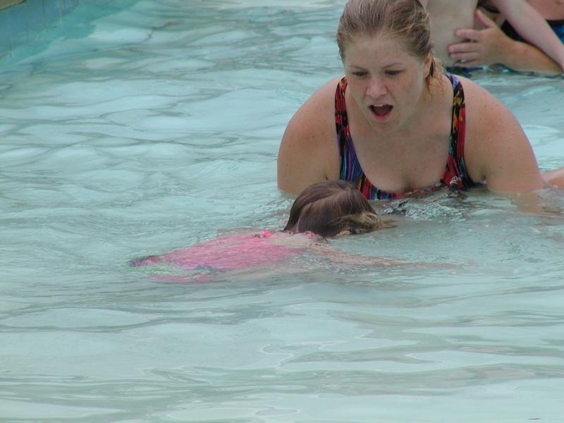 camera/2001/06(June)/06_07_Swimming_lessons/800x600_P6070080.JPG