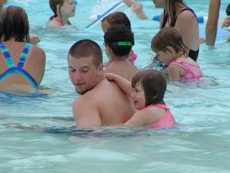 camera/2001/06(June)/06_07_Swimming_lessons/800x600_P6070081.JPG
