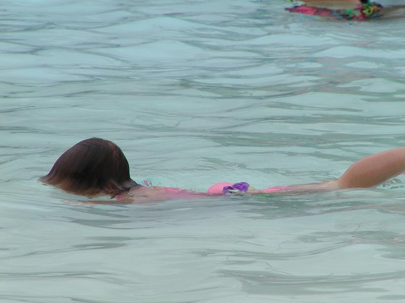 camera/2001/06(June)/06_07_Swimming_lessons/800x600_P6070082.JPG