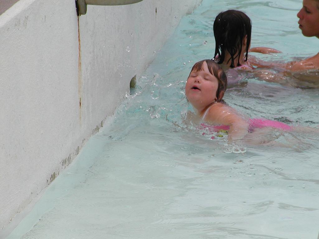 camera/2001/06(June)/06_14_Swimming_lessons/1024x768_P6140010.JPG