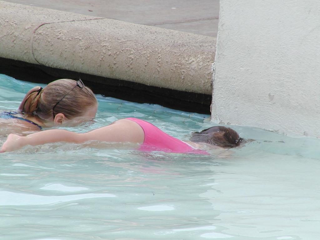 camera/2001/06(June)/06_14_Swimming_lessons/1024x768_P6140011.JPG
