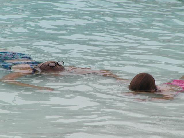 camera/2001/06(June)/06_14_Swimming_lessons/640x480_P6140012.JPG