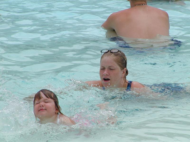 camera/2001/06(June)/06_14_Swimming_lessons/800x600_P6140007.JPG