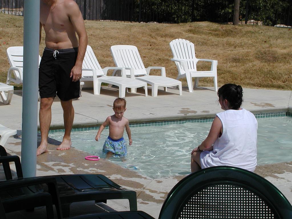 camera/2001/08(August)/08_05_Swimming/1024x768_P8050007.JPG