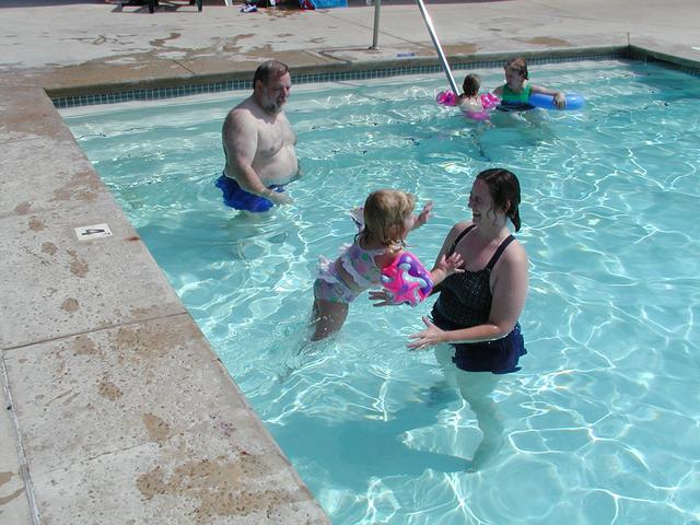 camera/2001/08(August)/08_05_Swimming/640x480_P8050004.JPG