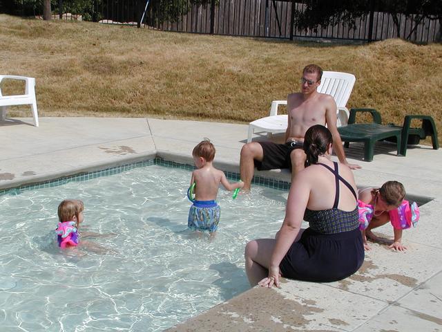 camera/2001/08(August)/08_05_Swimming/640x480_P8050010.JPG