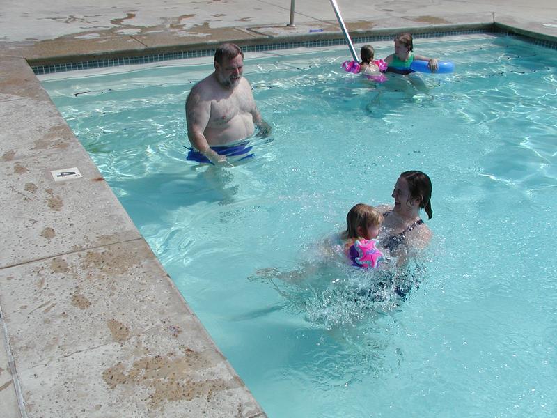 camera/2001/08(August)/08_05_Swimming/800x600_P8050006.JPG