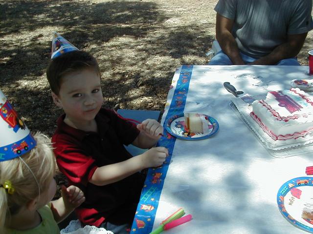 camera/2001/08(August)/08_18_Zach's_Birthday/640x480_P8180029.JPG