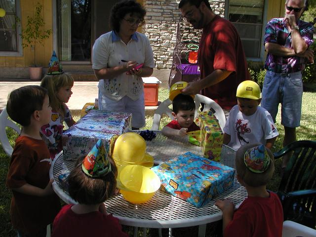 camera/2001/09(September)/09_29_Tristain's_4th_Birthday_Party/640x480_P9290039.JPG