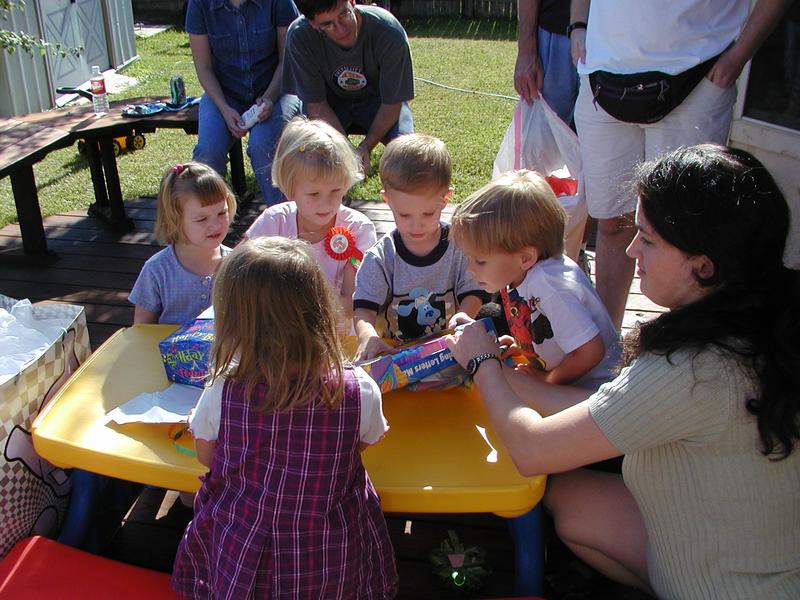 camera/2001/10(October)/10_07_Chance's_2nd_Birthday_Party/800x600_PA070024.JPG