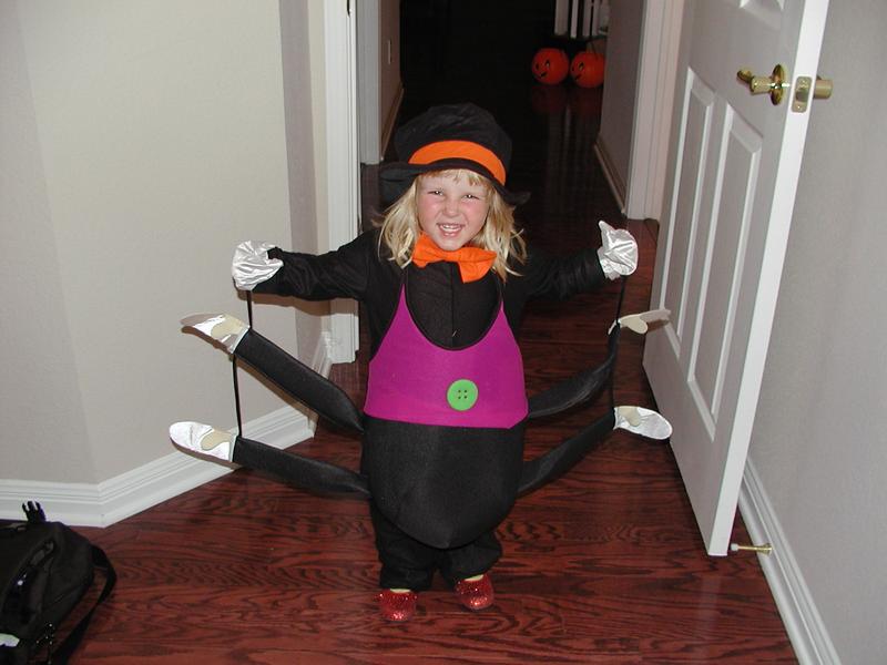 camera/2001/10(October)/10_31_Halloween_costumes/PA310042.JPG