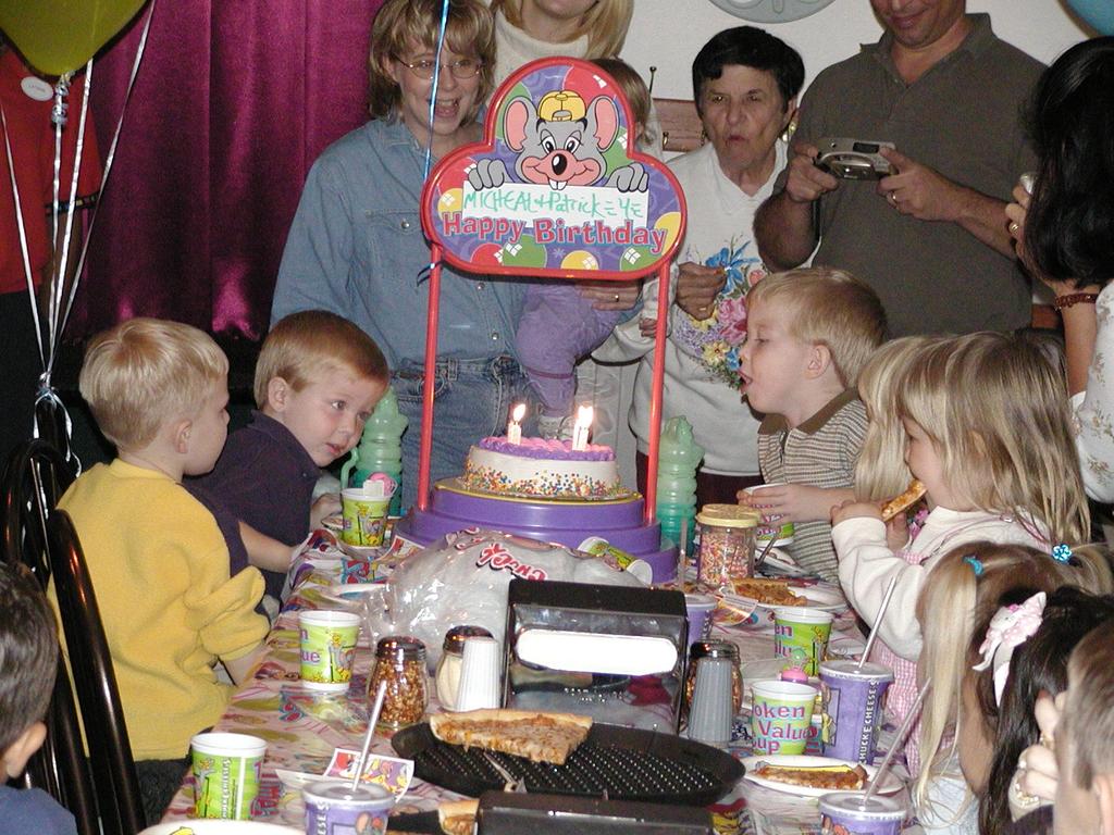 camera/2001/11(November)/11_10_Michael_and_Patrick's_Birthday_Party/1024x768_PB100025.JPG