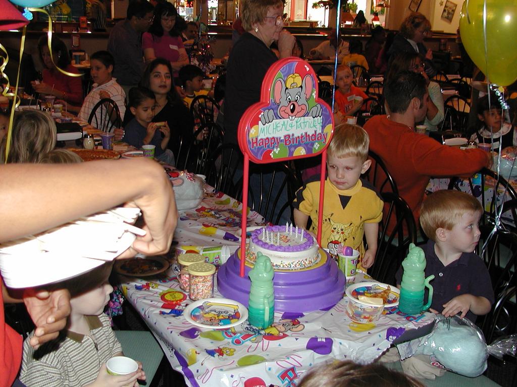 camera/2001/11(November)/11_10_Michael_and_Patrick's_Birthday_Party/1024x768_PB100026.JPG