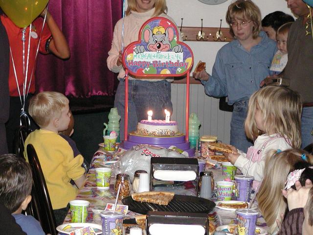 camera/2001/11(November)/11_10_Michael_and_Patrick's_Birthday_Party/640x480_PB100024.JPG