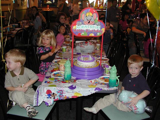 camera/2001/11(November)/11_10_Michael_and_Patrick's_Birthday_Party/640x480_PB100027.JPG