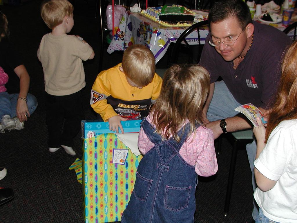 camera/2001/11(November)/11_17_Riley's_Birthday_Party/1024x768_PB170004.JPG
