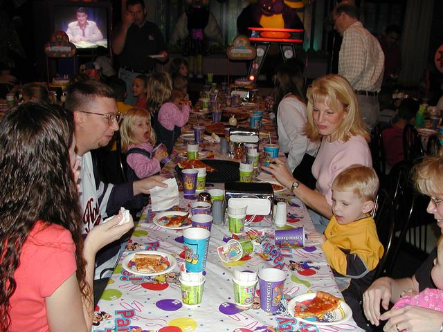 camera/2001/11(November)/11_17_Riley's_Birthday_Party/640x480_PB170001.JPG