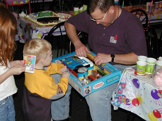 camera/2001/11(November)/11_17_Riley's_Birthday_Party/640x480_PB170006.JPG