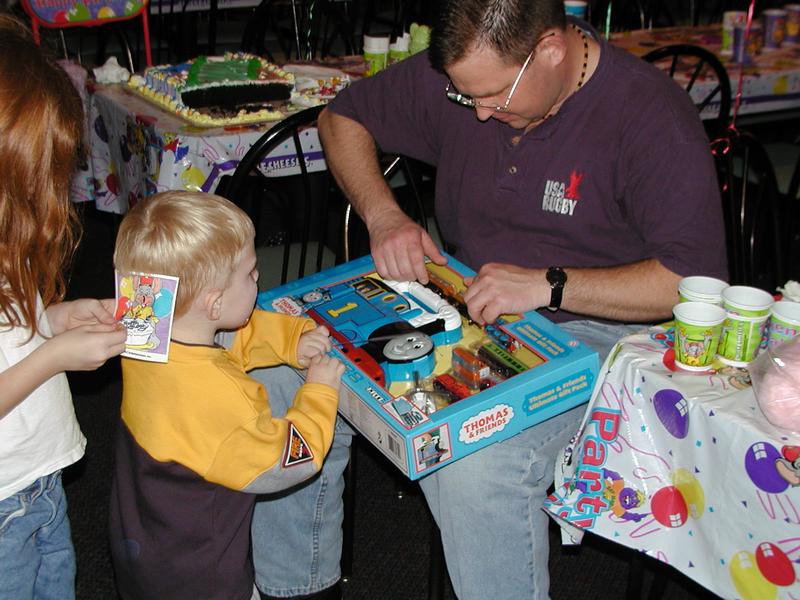 camera/2001/11(November)/11_17_Riley's_Birthday_Party/800x600_PB170006.JPG
