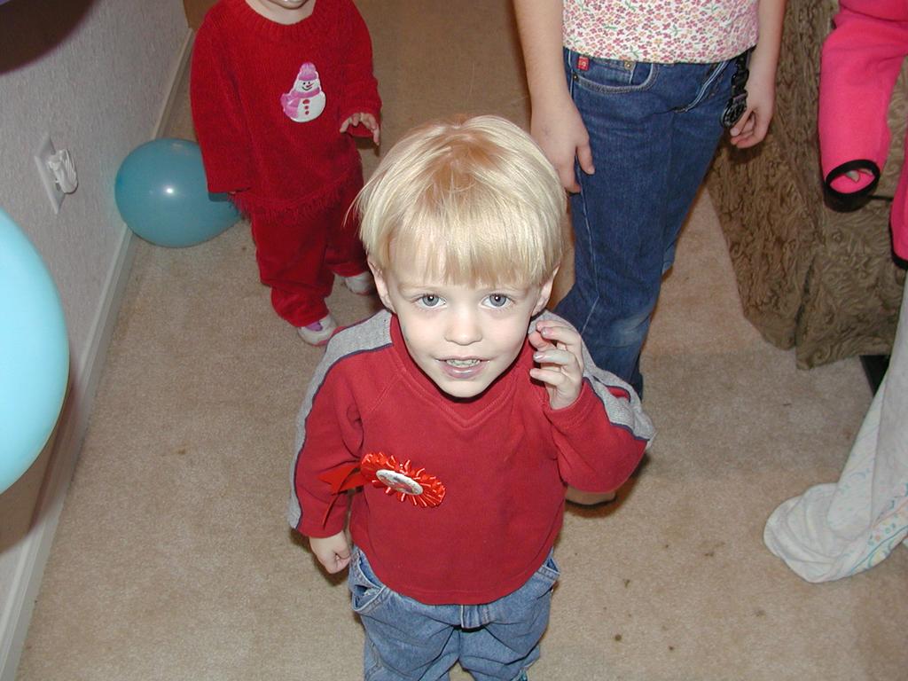 camera/2001/12(December)/12_08_Noah's_Birthday_Party/1024x768_PC080021.JPG