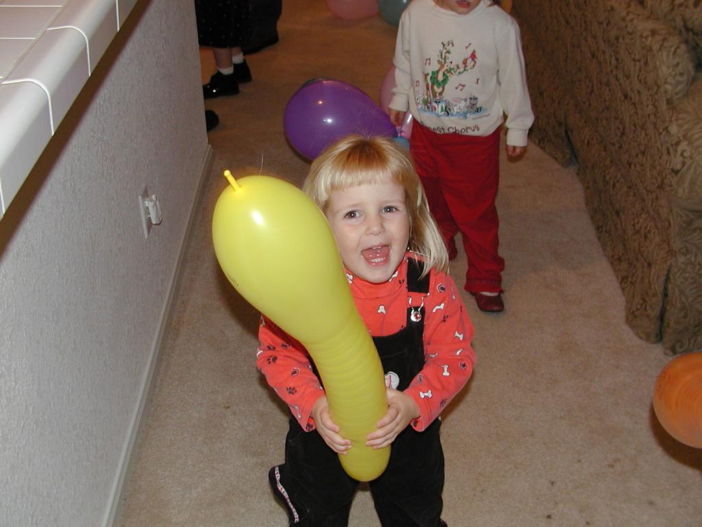camera/2001/12(December)/12_08_Noah's_Birthday_Party/1024x768_PC080025.JPG