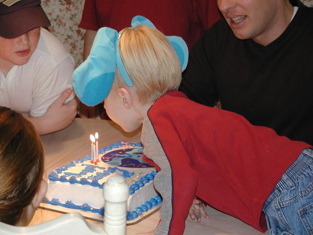 camera/2001/12(December)/12_08_Noah's_Birthday_Party/1024x768_PC080029.JPG