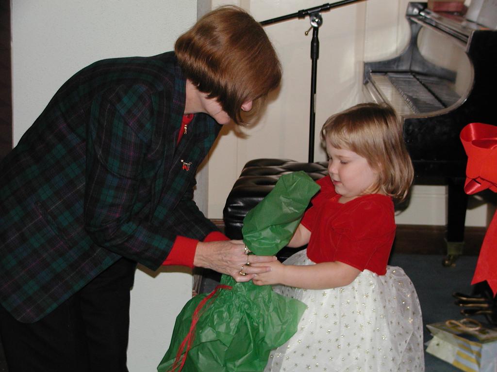 camera/2001/12(December)/12_09_Brittney's_Almost_Piano_Recital/1024x768_PC090043.JPG