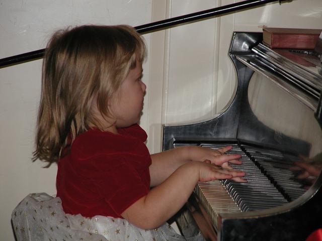 camera/2001/12(December)/12_09_Brittney's_Almost_Piano_Recital/640x480_PC090040.JPG