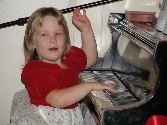 camera/2001/12(December)/12_09_Brittney's_Almost_Piano_Recital/640x480_PC090041.JPG