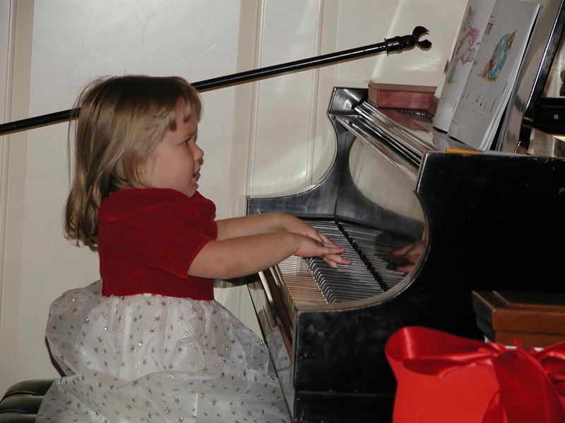 camera/2001/12(December)/12_09_Brittney's_Almost_Piano_Recital/800x600_PC090042.JPG