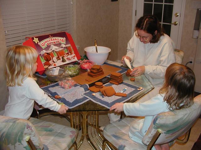 camera/2001/12(December)/12_16_Gingerbread_Train/640x480_PC160058.JPG