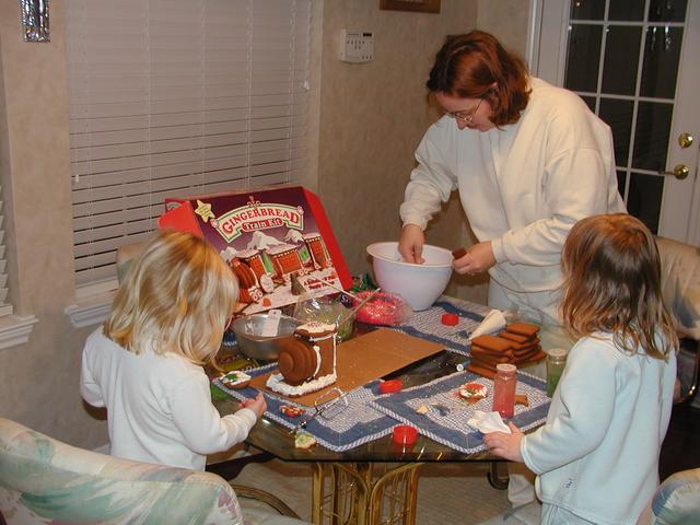 camera/2001/12(December)/12_16_Gingerbread_Train/640x480_PC160062.JPG