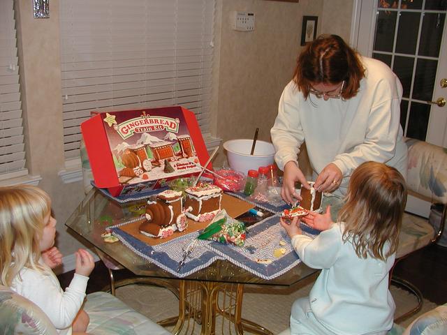 camera/2001/12(December)/12_16_Gingerbread_Train/640x480_PC160066.JPG