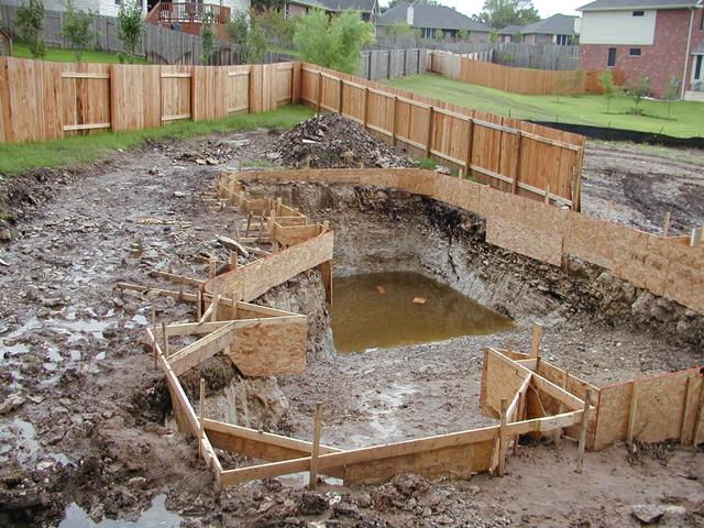 camera/2001/Pool/08_29/640x480_P8290034.JPG