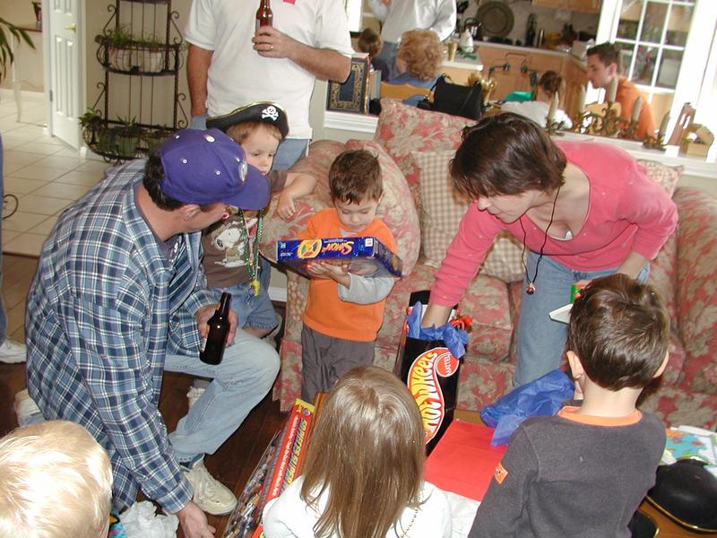 camera/2002/02(February)/02_16_Matthew_and_Ryan's_Birthday_Party/800x600_pic00027.jpg