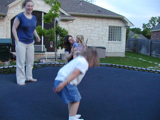 camera/2002/04(April)/04_19_Trampoline/640x480_P4190042.JPG