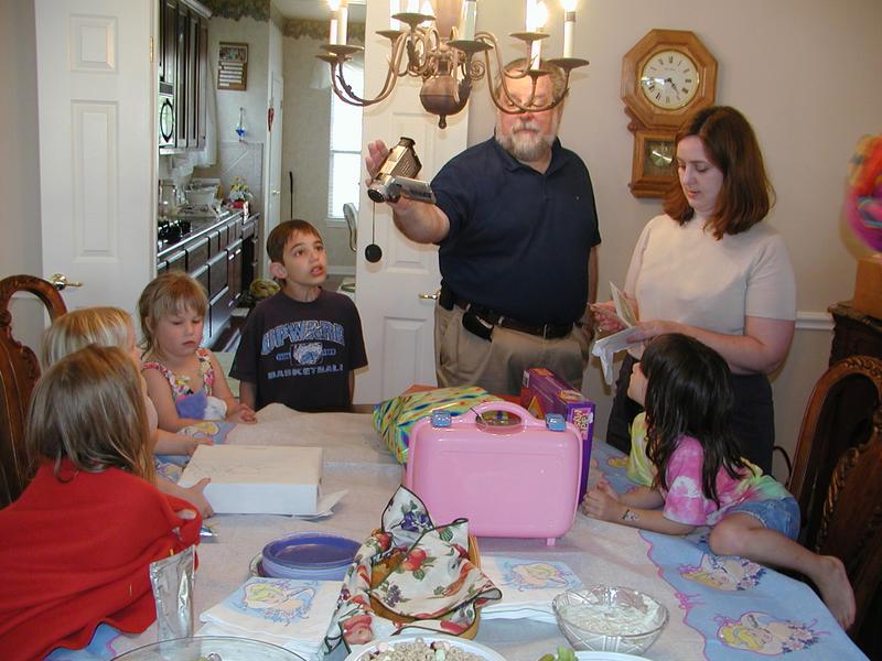 camera/2002/04(April)/04_20_McKenzie's_3rd_Birthday_Party/800x600_P4200071.JPG
