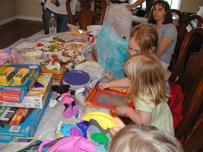 camera/2002/04(April)/04_20_McKenzie's_3rd_Birthday_Party/800x600_P4200076.JPG