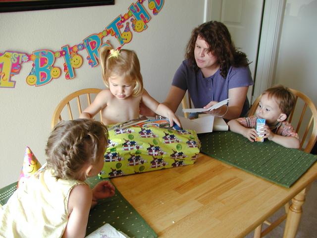camera/2002/04(April)/04_28_Arianna's_3rd_Birthday_Party/640x480_P4280040.JPG