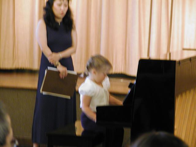 camera/2002/04(April)/04_28_Brittney's_Piano_Recital/640x480_P4280071.JPG