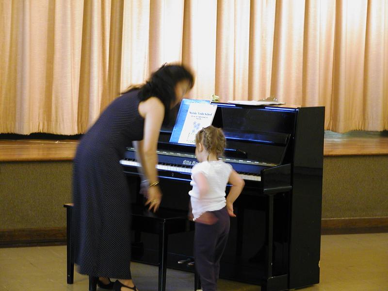 camera/2002/04(April)/04_28_Brittney's_Piano_Recital/P4280053.JPG
