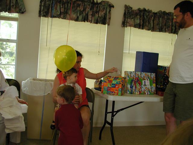 camera/2002/05(May)/05_05_Dax's_1st_Birthday_Party/640x480_P5050043.JPG