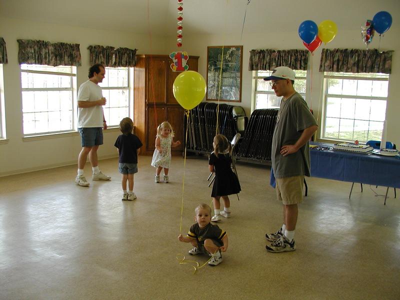 camera/2002/05(May)/05_05_Dax's_1st_Birthday_Party/800x600_P5050001.JPG