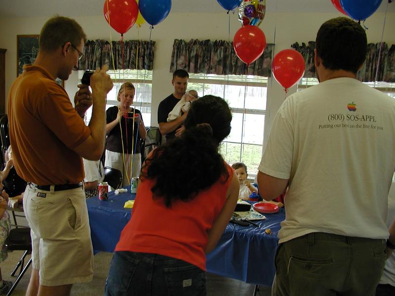 camera/2002/05(May)/05_05_Dax's_1st_Birthday_Party/800x600_P5050035.JPG