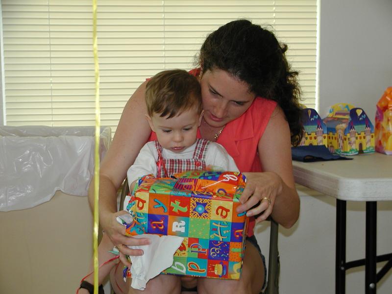 camera/2002/05(May)/05_05_Dax's_1st_Birthday_Party/800x600_P5050045.JPG