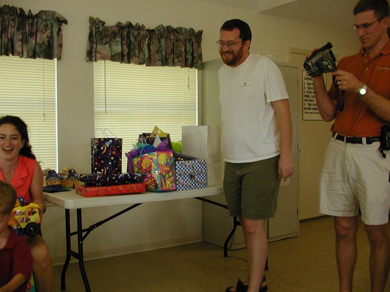 camera/2002/05(May)/05_05_Dax's_1st_Birthday_Party/800x600_P5050050.JPG