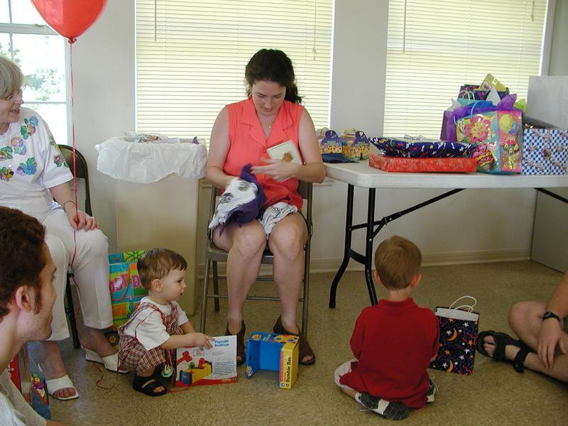 camera/2002/05(May)/05_05_Dax's_1st_Birthday_Party/800x600_P5050052.JPG